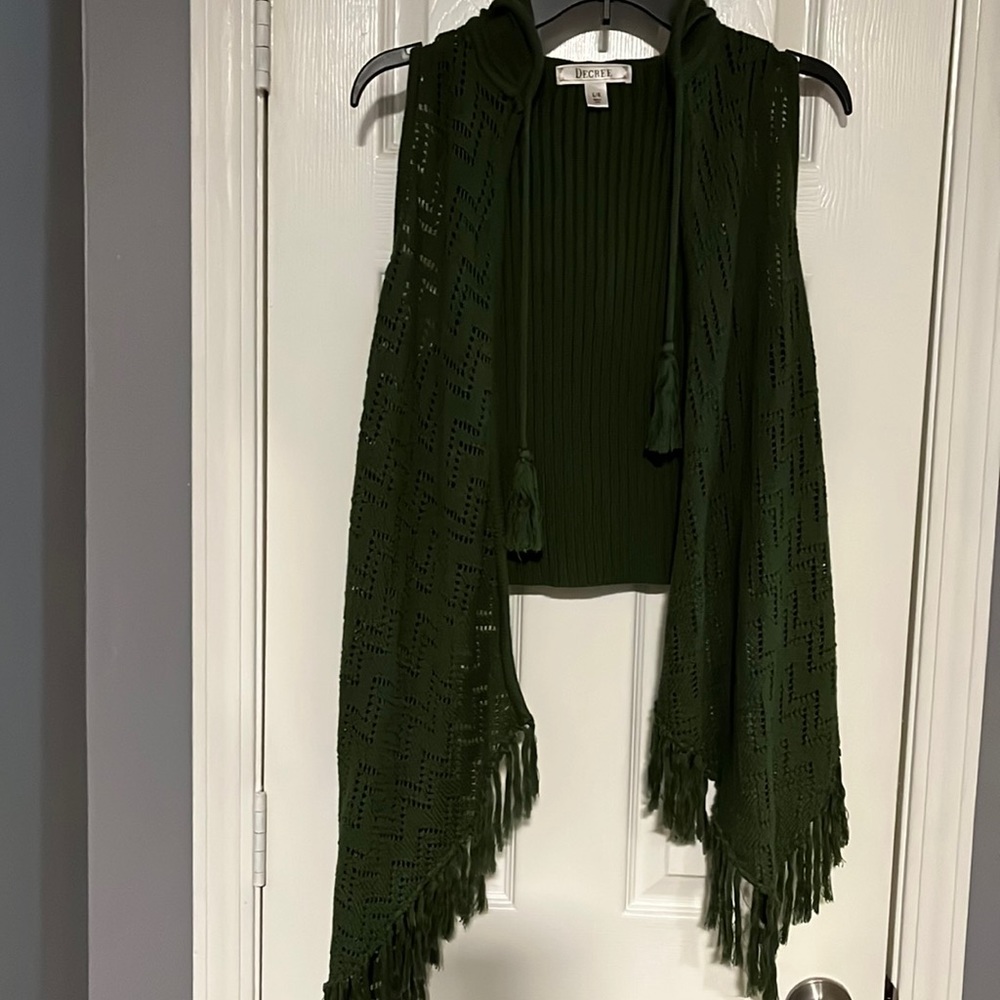 Woman’s Decree size large sleeveless sweater. Size large, color green.